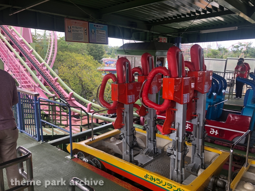 Loop Coaster MOMOnGA at Yomiuri Land