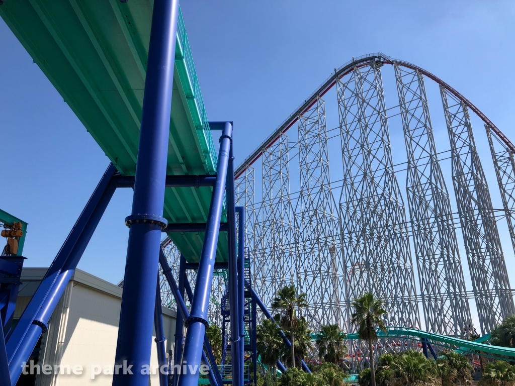 Acrobat at Nagashima Resort