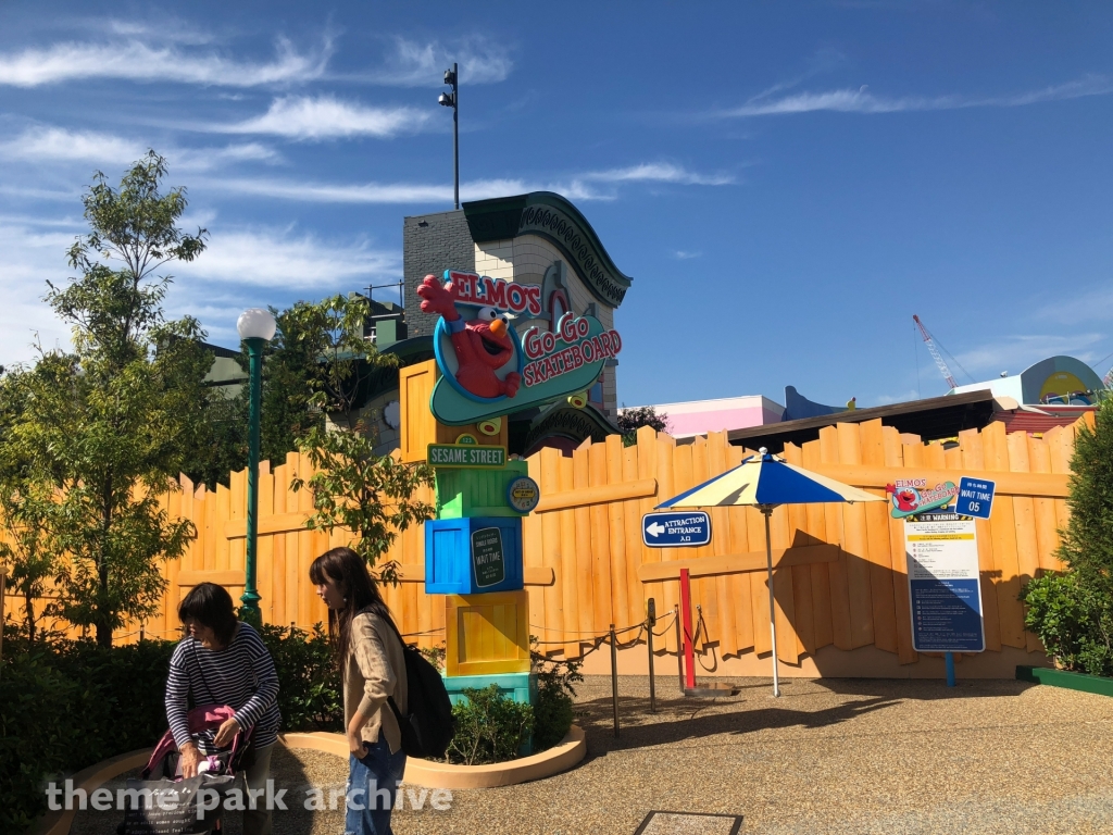 Elmo's Go Go Skateboard at Universal Studios Japan