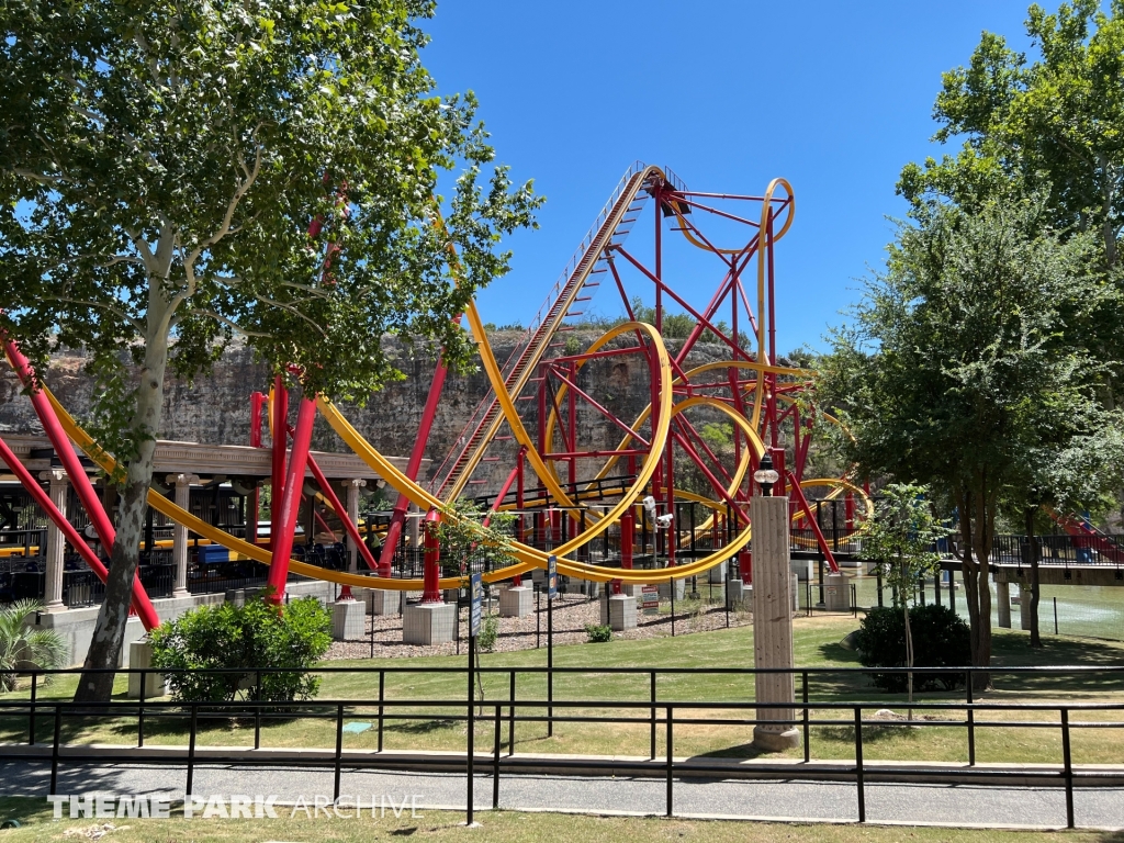 Wonder Woman Golden Lasso Coaster at Six Flags Fiesta Texas