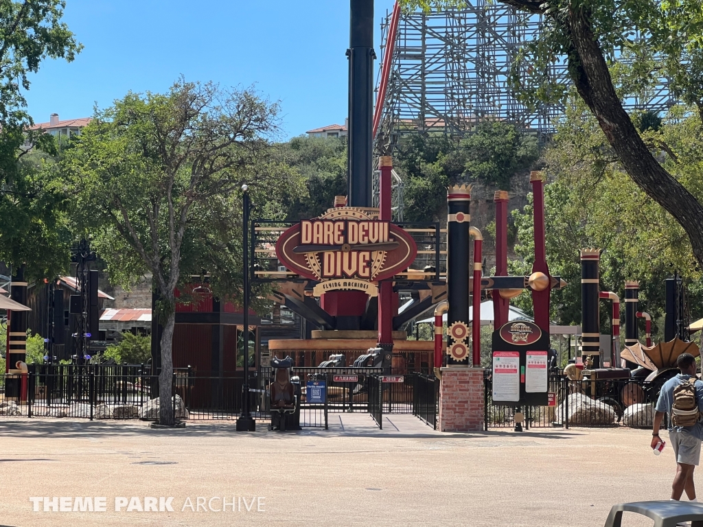 Dare Devil Dive at Six Flags Fiesta Texas