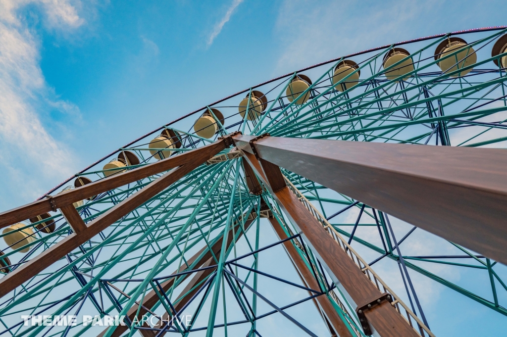 Alzanu's Eye Ferris Wheel at Lost Island