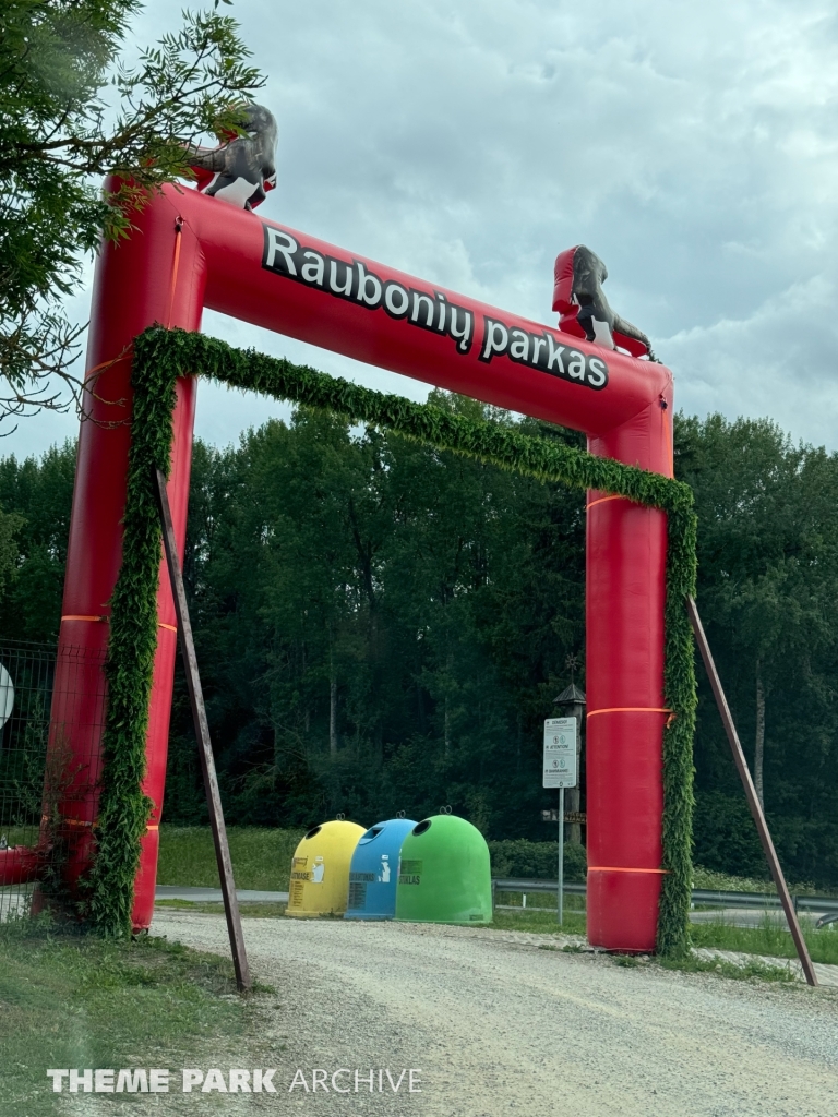 Entrance at Raubonių Parkas