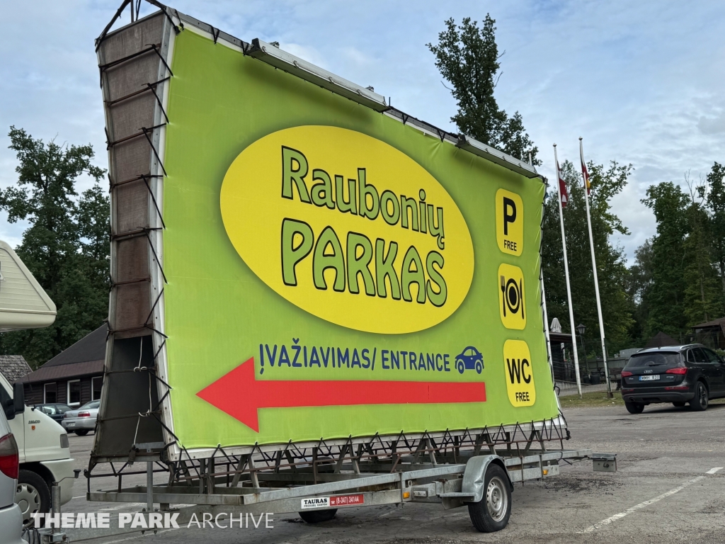 Entrance at Raubonių Parkas